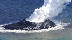 Sopečné erupce v Tichém oceánu u pobřeží japonského ostrova Nišinošima vytváří novou pevninu