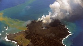 Sopečné erupce v Tichém oceánu u pobřeží japonského ostrova Nišinošima vytváří novou pevninu