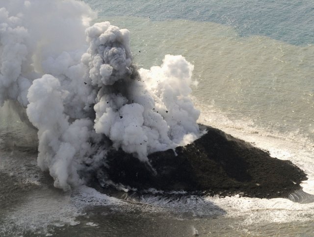 Sopečné erupce v Tichém oceánu u pobřeží japonského ostrova Nišinošima vytváří novou pevninu