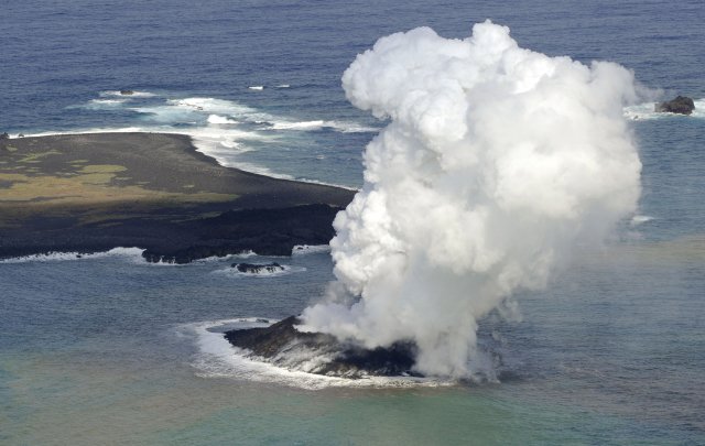 Sopečné erupce v Tichém oceánu u pobřeží japonského ostrova Nišinošima vytváří novou pevninu