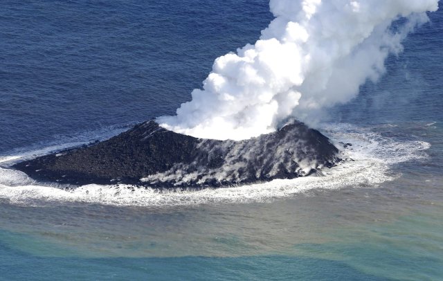 Sopečné erupce v Tichém oceánu u pobřeží japonského ostrova Nišinošima vytváří novou pevninu