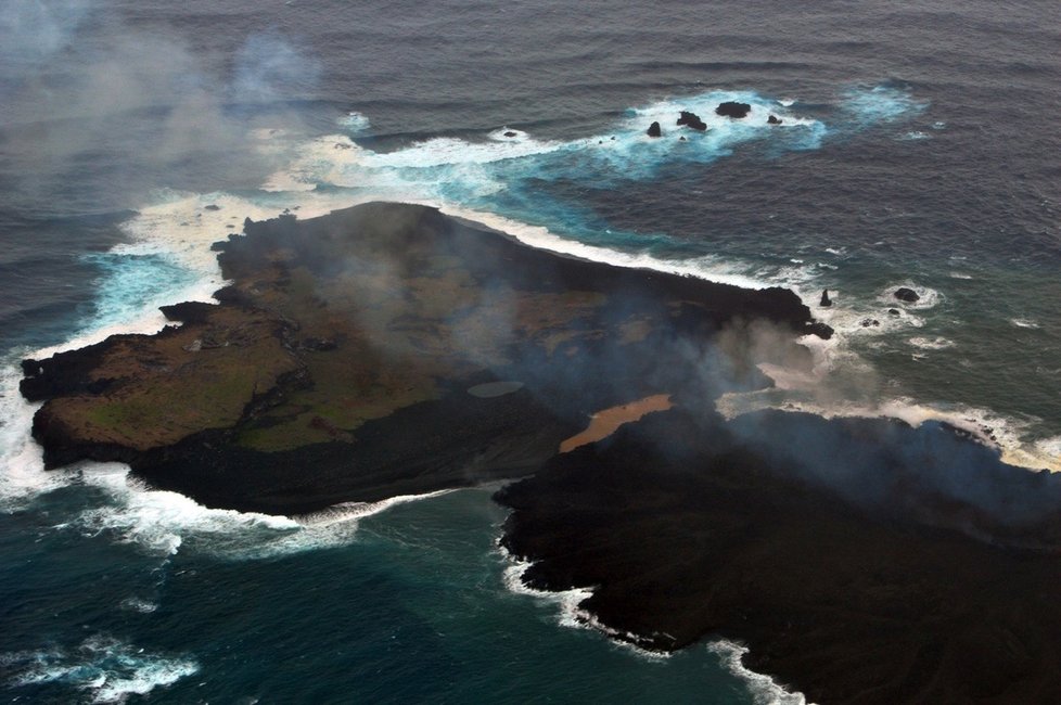 Sopečné erupce v Tichém oceánu u pobřeží japonského ostrova Nišinošima vytváří novou pevninu