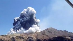 Erupce novozélandské sopky si vyžádala nejméně pět mrtvých.