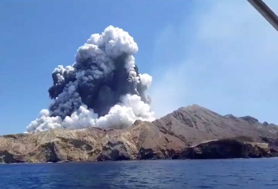 Erupce novozélandské sopky si vyžádala nejméně pět mrtvých.