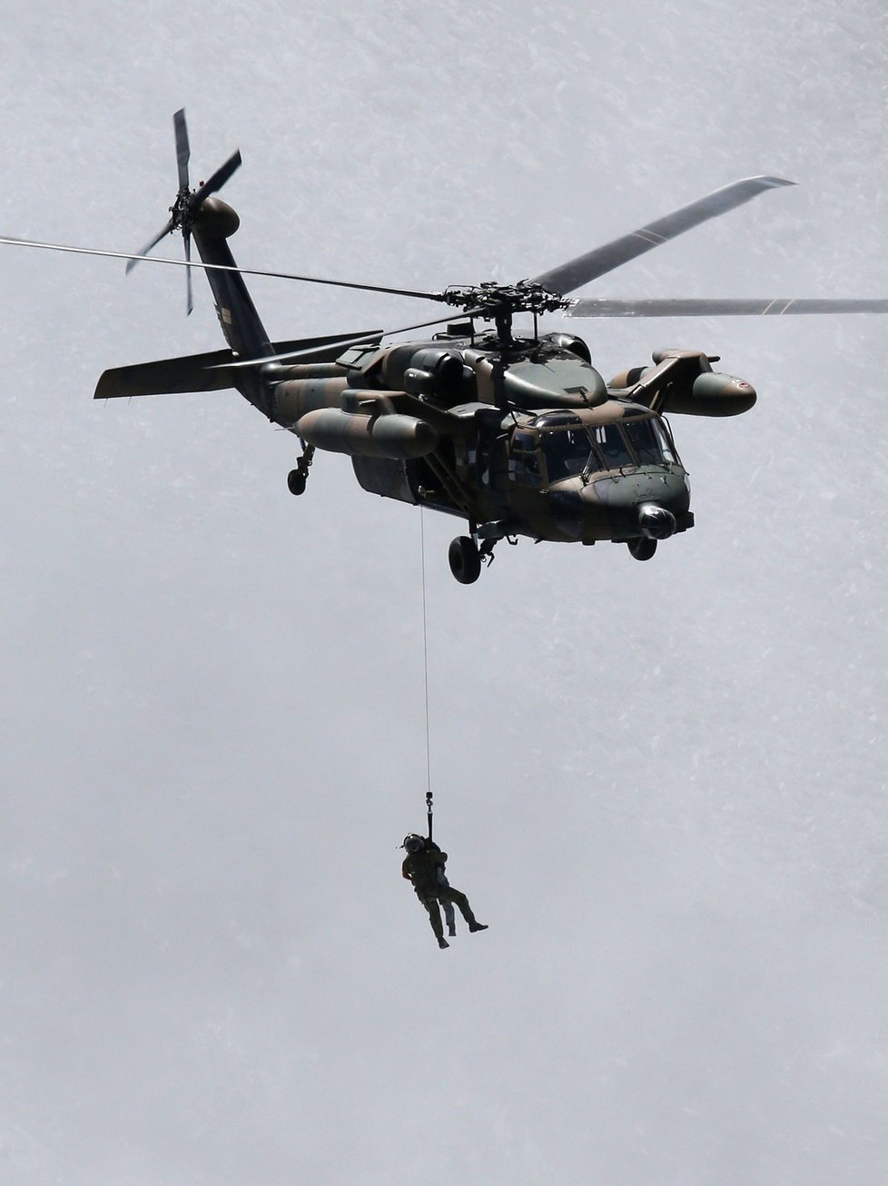 Vojenské helikoptéry pročesávají celou oblast. (ilustrační foto)