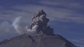 V Peru sopka chrlí kouř 3,5 kilometru vysoko.
