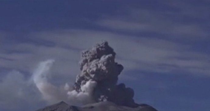 V Peru sopka chrlí kouř 3,5 kilometru vysoko.