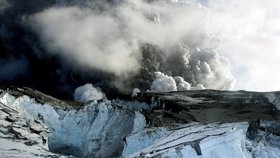 Vulkán ledovce chrlí obrovské množství páry a popela. Situace podle meteorologů může zůstat stejná ještě několik dní.