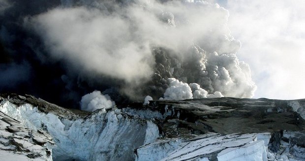 Vulkán ledovce chrlí obrovské množství páry a popela. Situace podle meteorologů může zůstat stejná ještě několik dní.