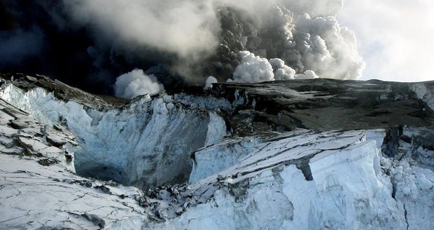 Vulkán ledovce chrlí obrovské množství páry a popela. Situace podle meteorologů může zůstat stejná ještě několik dní.