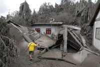 Sopka vyhnala 40 tisíc lidí a úřady varují: „Nevracejte se“. Popel pokryl celé vesnice