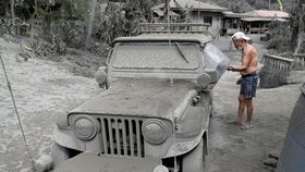 Probuzená sopka na Filipínách si vyžádala evakuaci tisíců lidí. Popel pokryl vesnice v okolí.
