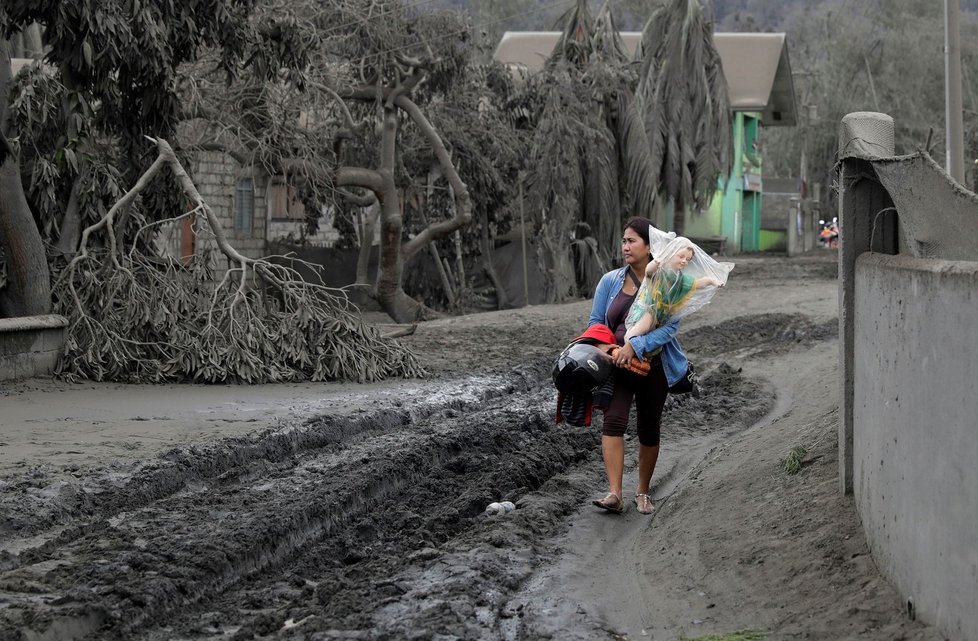 Probuzená sopka na Filipínách si vyžádala evakuaci tisíců lidí. Popel pokryl vesnice v okolí.
