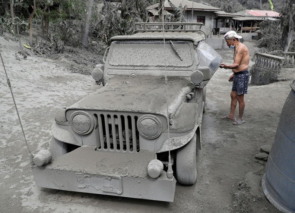 Probuzená sopka na Filipínách si vyžádala evakuaci tisíců lidí. Popel pokryl vesnice v okolí