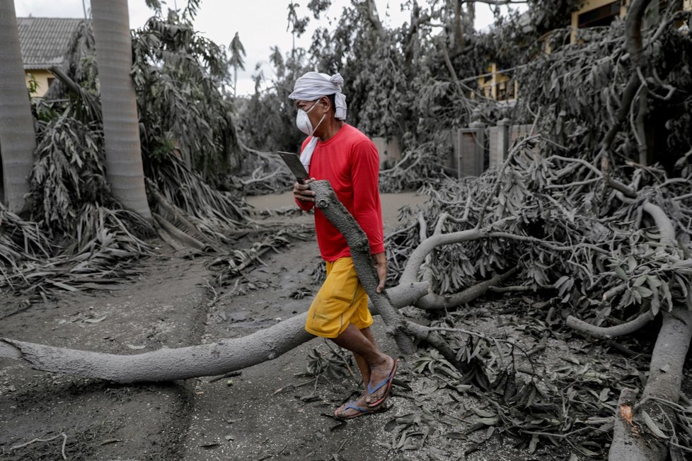 Probuzená sopka na Filipínách si vyžádala evakuaci tisíců lidí. Popel pokryl vesnice v okolí