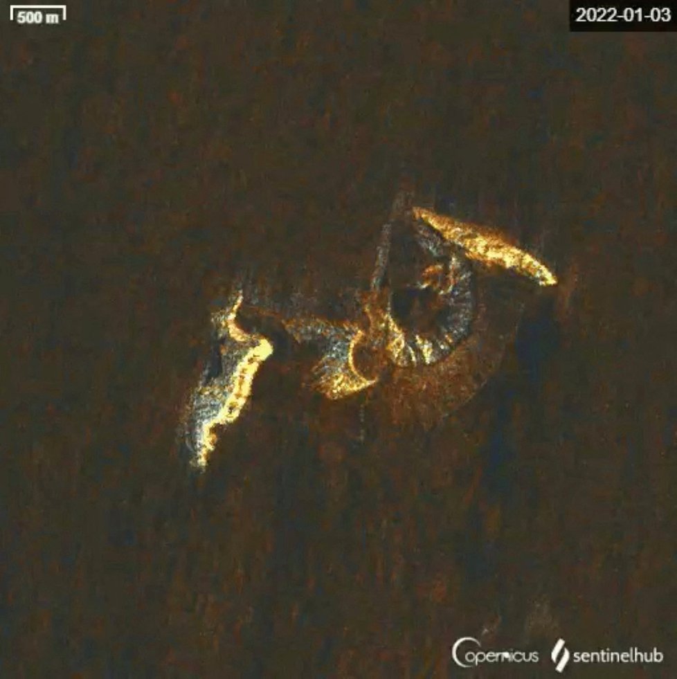 Satelitní snímky souostroví Tonga po erupci sopky.