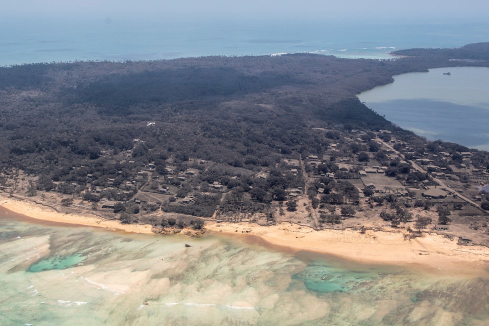 Satelitní snímky souostroví Tonga po erupci sopky