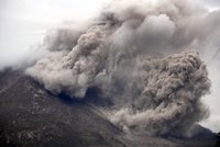 Na útěku před sopkou: Vulkán Sinabung vyhnal z domovů další stovky lidí