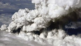 Ohromný oblak prachu, ledové drti a písku chrlí sopka na ledovci Eyjafjallajökull