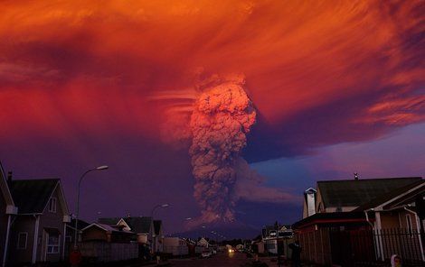 Zlověstné snímky erupce vulkánu Calbuco.