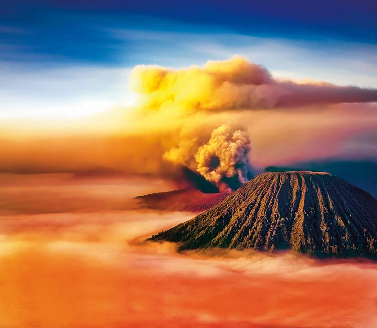 Malajsijská sopka Mt. Bromo v okamži ku, kdy se začíná probouzet