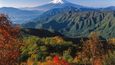 Fudži, Japonsko. Ikonická sopečná hora Fudži je jedním ze symbolů Japonska. Leží na ostrově Honšú, asi sto kilometrů jihozápadně od Tokia. Působivost hory umocňuje fakt, že stojí osamoceně uprostřed nížin kolem pacifického pobřeží. Vrchol sopky je trvale pokryt sněhem a ledem.