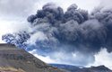 Při silné erupci prach a popílek vystoupají desítky kilometrů vysoko a mohou putovat kolem celé planety