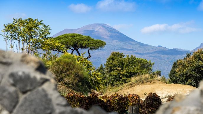 Vesuv, Itálie. Aktivní stratovulkán Vesuv leží nedaleko italské Neapole. Do dějin vstoupil mohutným výbuchem kolem roku 79 našeho letopočtu, kdy zničil několik římských měst včetně slavných Pompejí. Dnes je Vesus národním parkem, turisté mohou vyšlápnout až nahoru a projít se kolem jeho kráteru. Silueta sopky se také krásně vyjímá na fotkách z Pompejí.