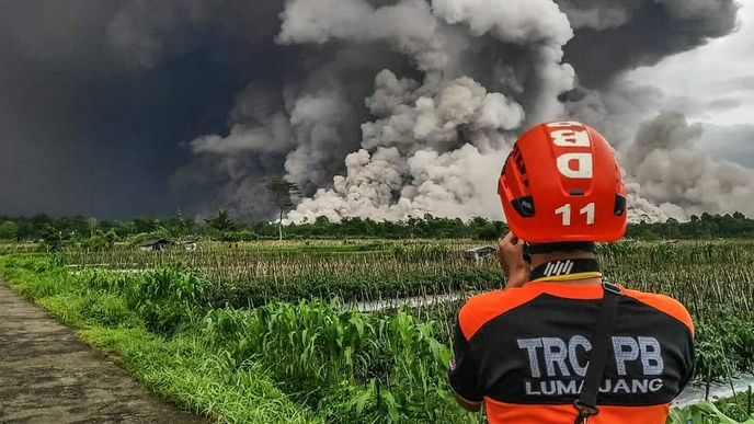 Indonéské úřady vydaly po několika středečních erupcích sopky Semeru příkaz k evakuaci a zvýšily stupeň pohotovosti na nejvyšší úroveň. Indonéské úřady vydaly po několika středečních erupcích sopky Semeru příkaz k evakuaci a zvýšily stupeň pohotovosti na nejvyšší úroveň.