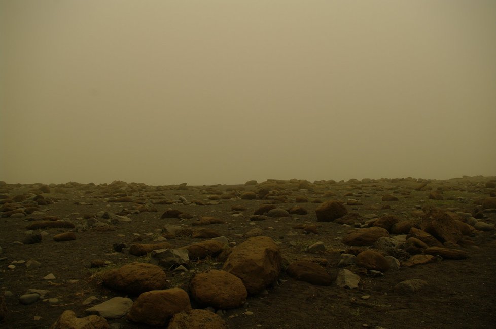 Island je zahalen do prachu a popelu