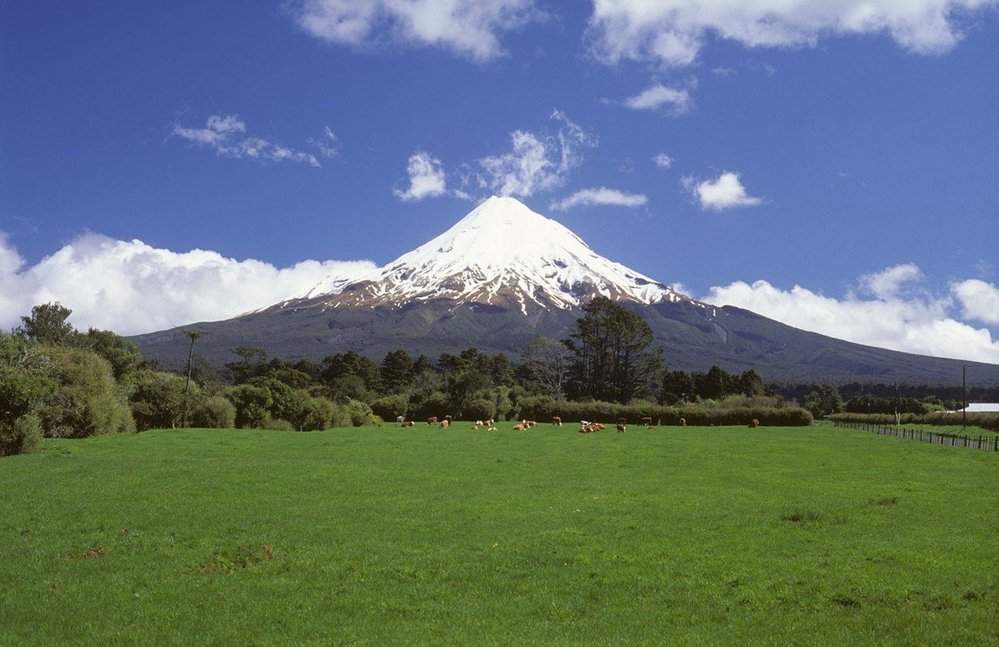 Spící sopka Mount Taranak se nachází na Severním ostrově na Novém Zélandu. Díky své podobnosti s horou Fudži se objevila ve snímku Poslední samuraj.