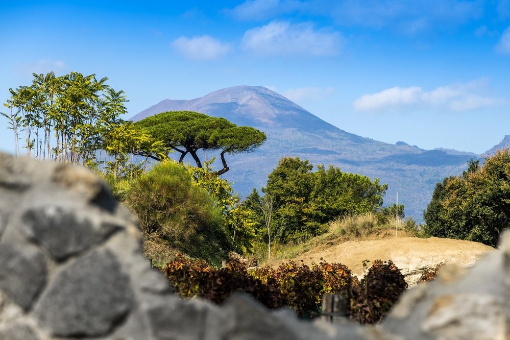 Vesuv, Itálie. Aktivní stratovulkán Vesuv leží nedaleko italské Neapole. Do dějin vstoupil mohutným výbuchem kolem roku 79 našeho letopočtu, kdy zničil několik římských měst včetně slavných Pompejí. Dnes je Vesus národním parkem, turisté mohou vyšlápnout až nahoru a projít se kolem jeho kráteru. Silueta sopky se také krásně vyjímá na fotkách z Pompejí.