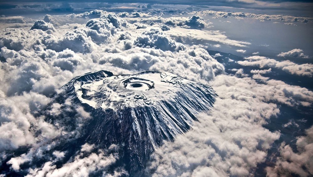Kilimandžáro, Tanzanie. Nejvyšší hora Afriky leží takřka přímo na rovníku, u hranic Tanzanie s Keňou. Jedná se vlastně o horský masiv sestávající ze tří hlavních vrcholů. Sopka je považována za vyhaslou. Výstup až na vrchol trvá přibližně šest dnů, tanzanská vláda nicméně uvažuje o výstavbě lanovky, která by turistickému ruchu pomohla.