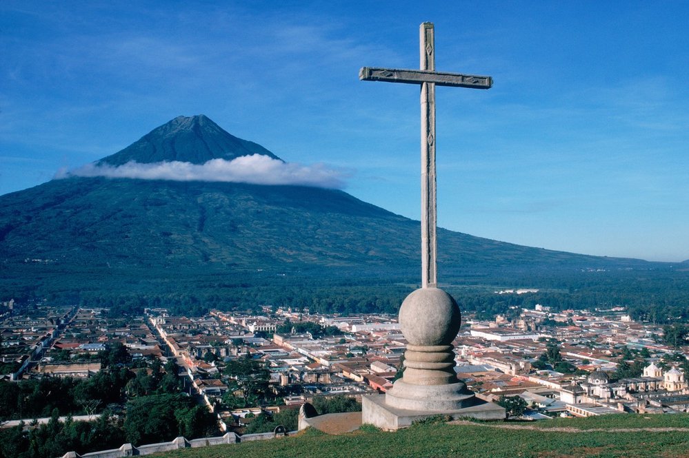 Agua, Guatemala. Aqua je neaktivní sopka ve středoamerickém státě Guatemala. Její vrchol se nachází ve výšce 3765 metrů nad mořem. V blízkosti sopky leží historické město zapsané na Seznam UNESCO Antigua Guatemala, jemuž sopka tvoří unikátní fotogenickou kulisu.