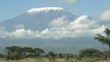 Horský masiv Kilimandžáro tvoří tři neaktivní vulkány. Celé pohoří se nachází v Tanzanii nedaleko hranic s Keňou. Horský masiv je také známý díky nejvyššímu bod afrického kontinentu. Jedná se o vrchol Uhuru měřící 5895 metrů nad mořem.