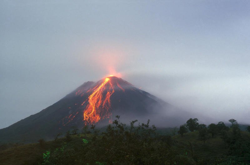 Sopka Arenal se nachází v Kostarice. Vulkán byl po několik století neaktivní, až roku 1968 došlo k jeho erupci. Poté následovala série výbuchů a od roku 2010 je opět neaktivní. Okolo sopky se nachází stejnojmenné jezero a národní park.