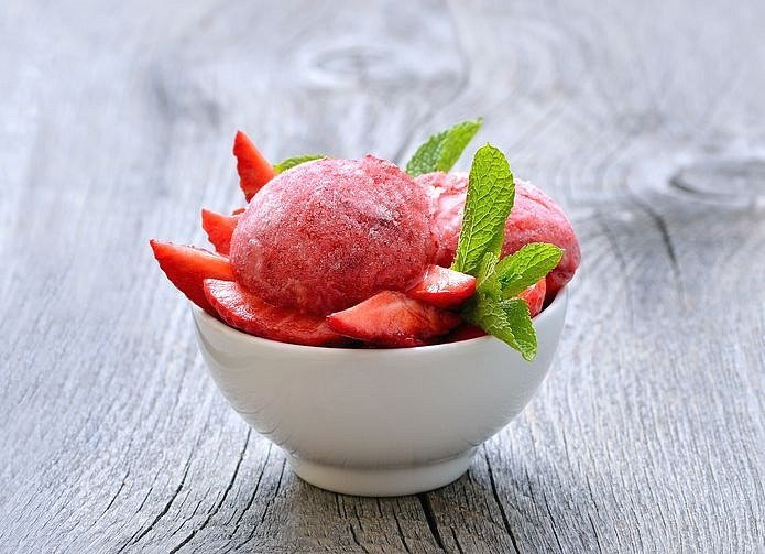 Na jahodový sorbet už nemusíte stát frontu v cukrárně, protože ho zvládnete i doma.