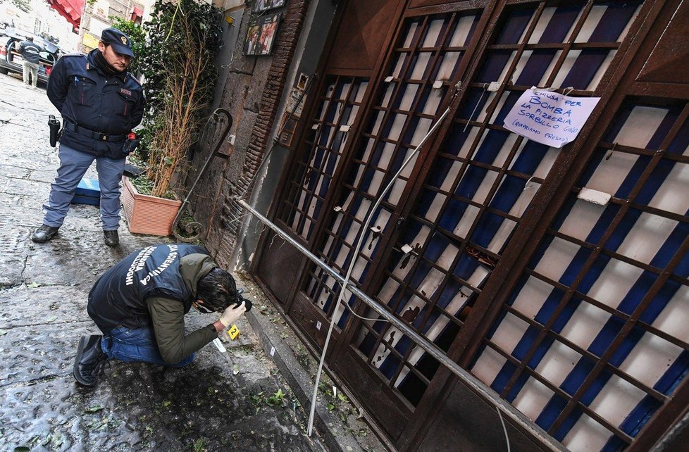 Před nejvyhlášenější neapolskou pizzerií Sorbillo vybuchla bomba