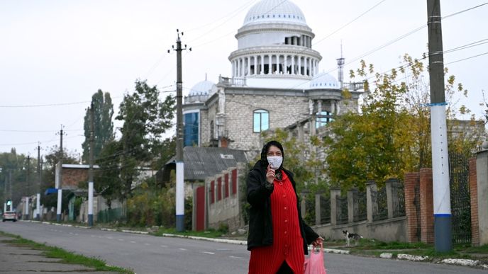 Romové v Soroce žijí na úrovni, což ostatně dokládají bizarně zkřížené slohy a styly, ve kterých si staví své domy.