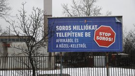 „Soros chce přivézt milióny z Afriky a Blízkého východu.“ Vládní billboard v Maďarsku namířený proti Georgeovi Sorosovi, americkému filantropovi maďarského původu.