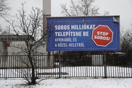 „Soros chce přivézt miliony z Afriky a Blízkého východu.“ Vládní billboard v Maďarsku namířený proti Georgeovi Sorosovi, americkému filantropovi maďarského původu.