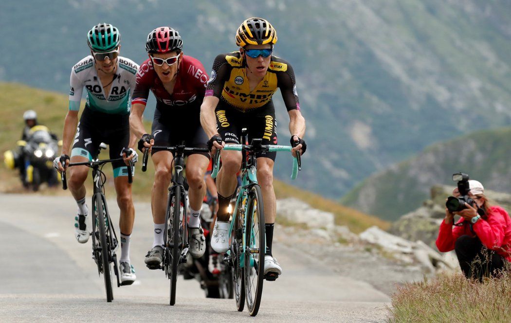 Emanuel Buchmann z Německa (BORA-Hansgrohe), Geraint Thomas z Británie (INEOS ) a Nizozemec Steven Kruijswijk (Jumbo-Visma) během stoupání na slavný kopec Tour de France Col de l&#39;Iseran