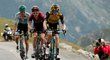 Emanuel Buchmann z Německa (BORA-Hansgrohe), Geraint Thomas z Británie (INEOS ) a Nizozemec Steven Kruijswijk (Jumbo-Visma) během stoupání na slavný kopec Tour de France Col de l&#39;Iseran