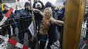 "SOS Davos!" křičely dnes jménem všech žen planety polonahé demonstrantky z ženského hnutí Femen na sněhu před zasedacím sálem Světového ekonomického fóra v Davosu.