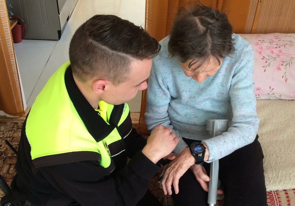 Břeclavští strážníci rozdali mezi zdravotně handicapované a osamělé seniory SOS hodinky. Díky nim jim dokážou pomoci v nejrůznějších situacích.