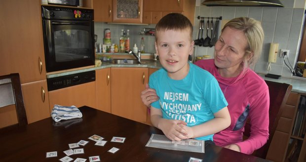 Nicolas Sosna (8) z Karviné, který trpí těžkou formou autismu, s maminkou Romanou.