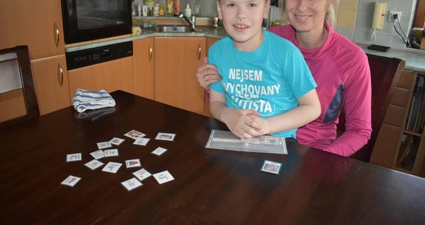 Nicolas Sosna (8) z Karviné, který trpí těžkou formou autismu, s maminkou Romanou.