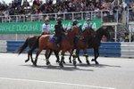 Policisté při přehlídce na autodromu Sosnová.