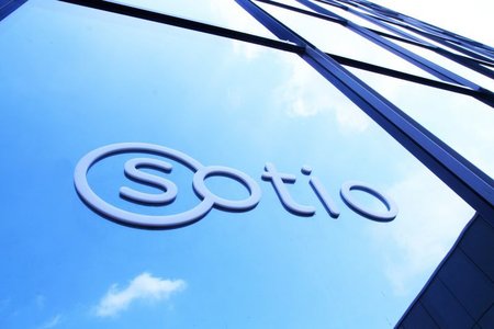 Logo biotechnologické společnosti Sotio na budově jejího holešovického sídla