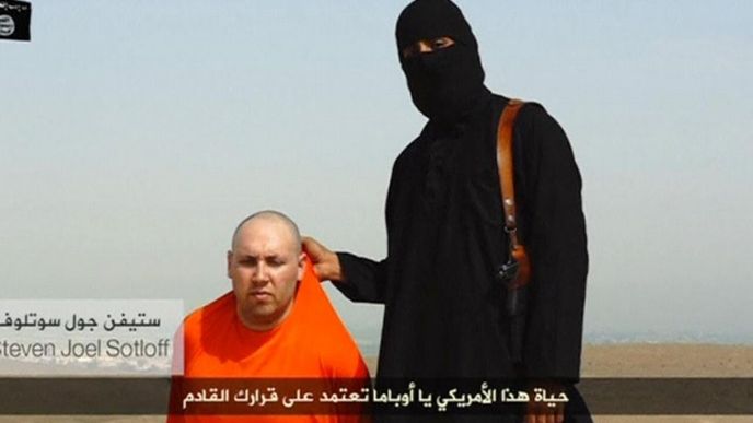 Mohammed Emwazi na videu ze srpna 2014. Na snímku je také novinář Steven Sotloff.